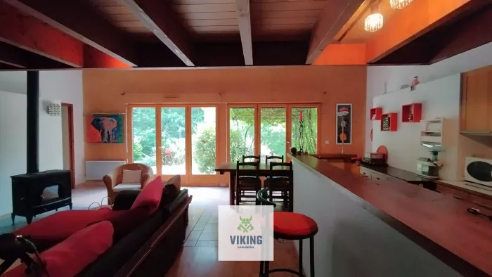 Maison d’architecte en bois dans un écrin de verdure