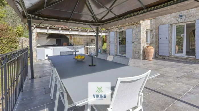 Villa de charme en pierres de taille et appartement indépendant piscine excellent état